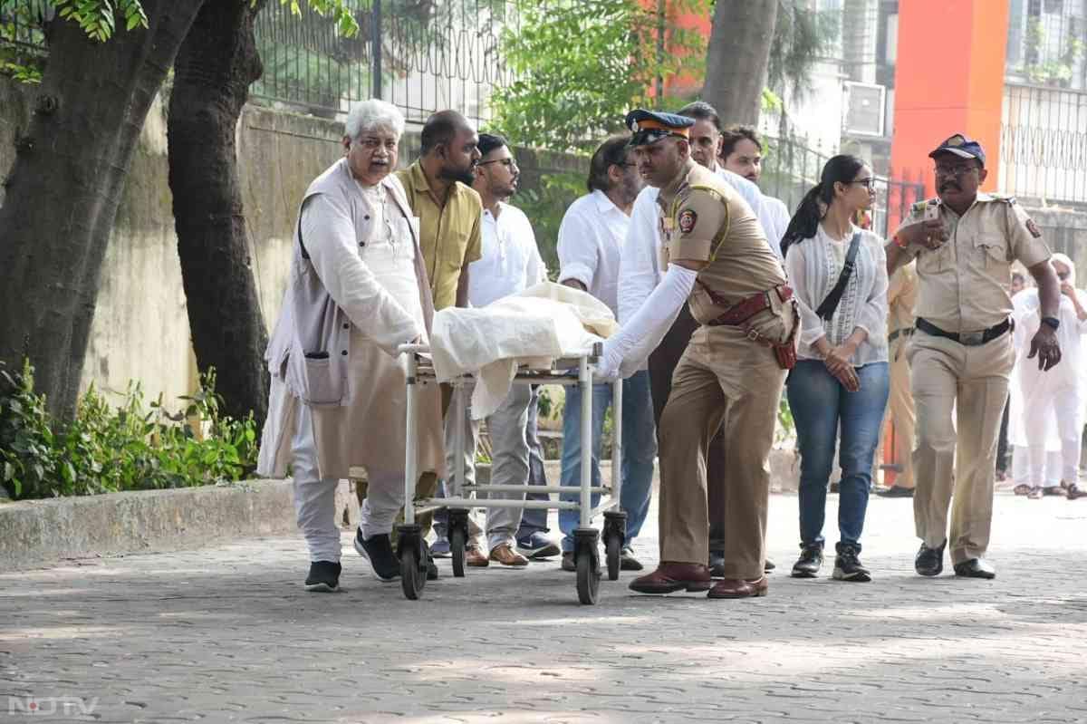 Glimpse of the mortal remains of Shyam Benegal. (Courtesy: Varinder Chawla)