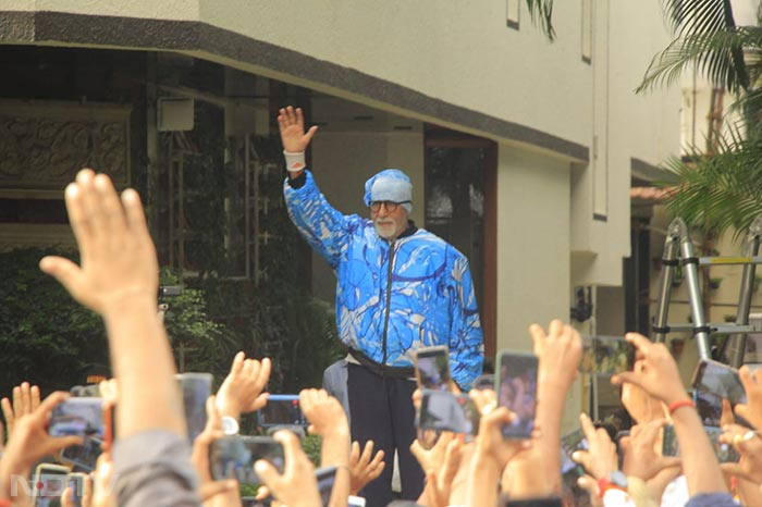 Amitabh Bachchan greeted his fans outside his house in Mumbai. (Image Courtesy: Varinder Chawla)