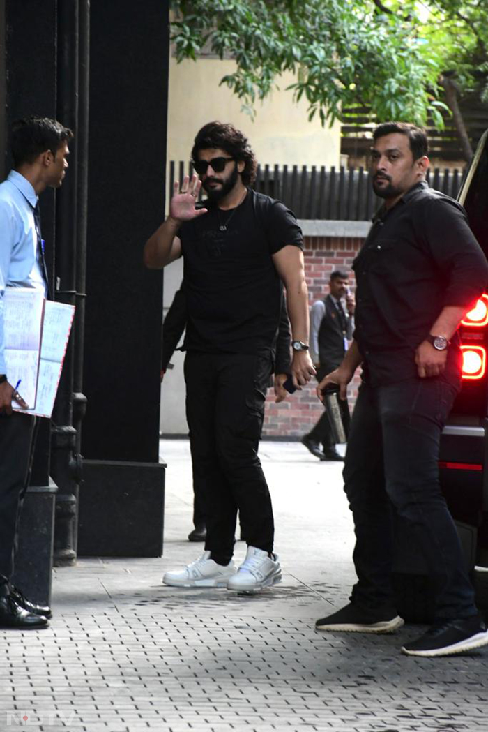 Arjun Kapoor waved at the paparazzi. (Image Courtesy: Varinder Chawla)