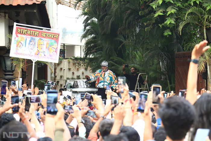 Amitabh Bachchan greeted fans outside his house in Juhu. (Image Courtesy: Varinder Chawla)