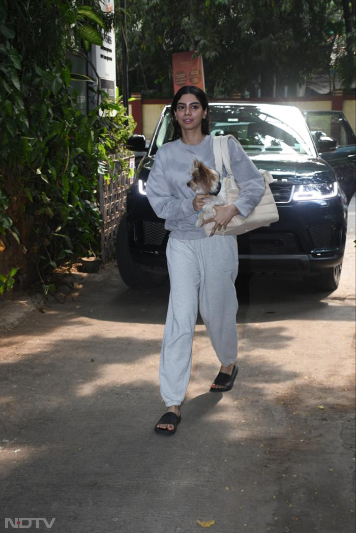 Khushi Kapoor was spotted in their casual best. (Image Courtesy: Varinder Chawla)