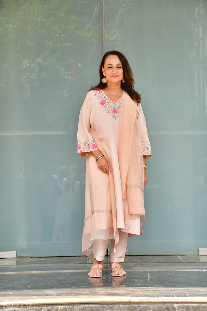 Soni Razdan looked lovely in peach.  (Image Courtesy: Varinder Chawla)