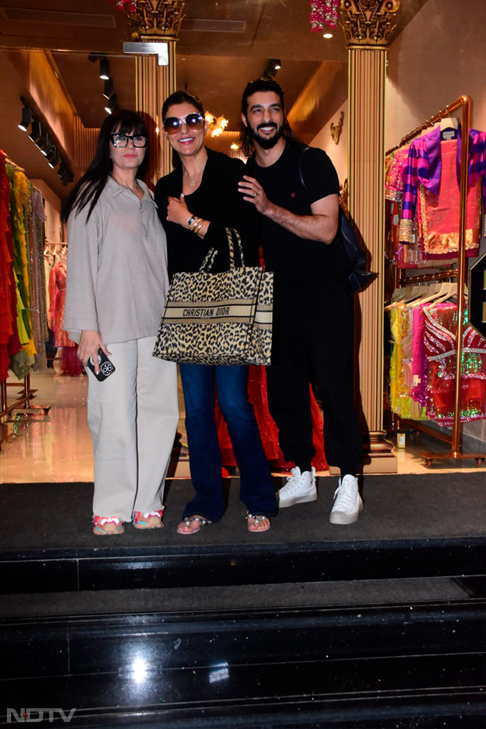 In The City Of Lights: Sushmita Sen-Rohman Shawl, Ananya Panday And Others