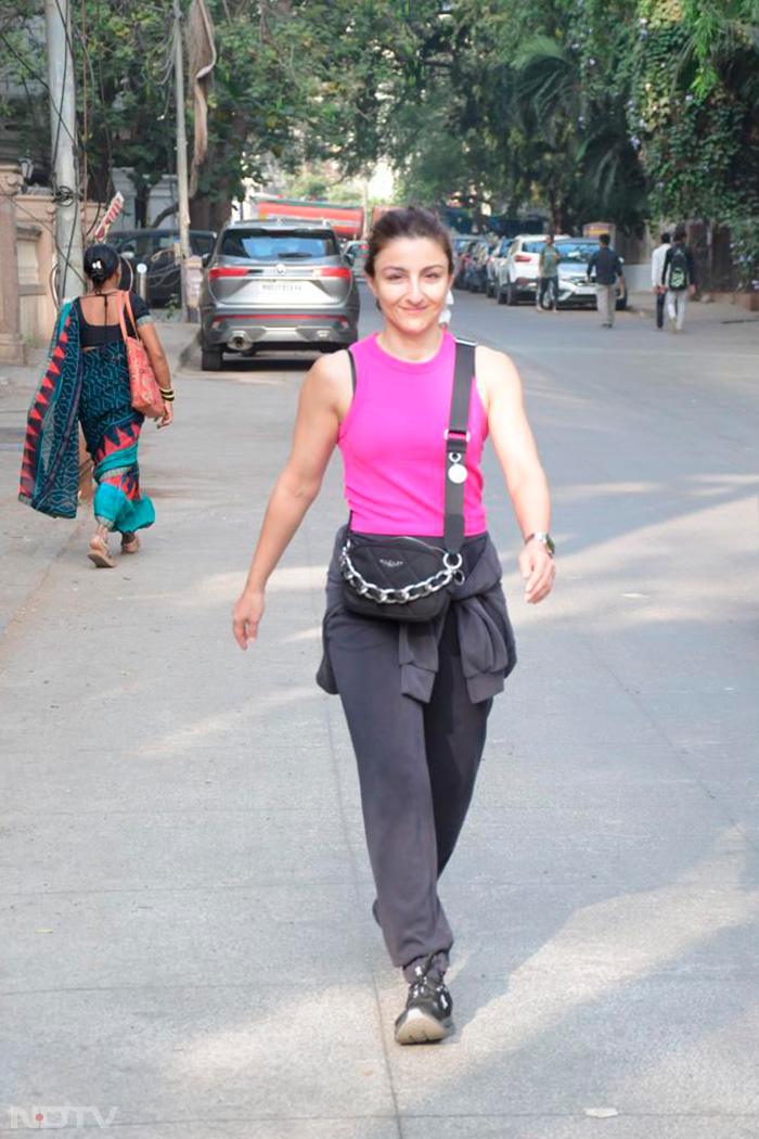 Soha Ali Khan greeted the paparazzi like this. (Image Courtesy: Varinder Chawla)