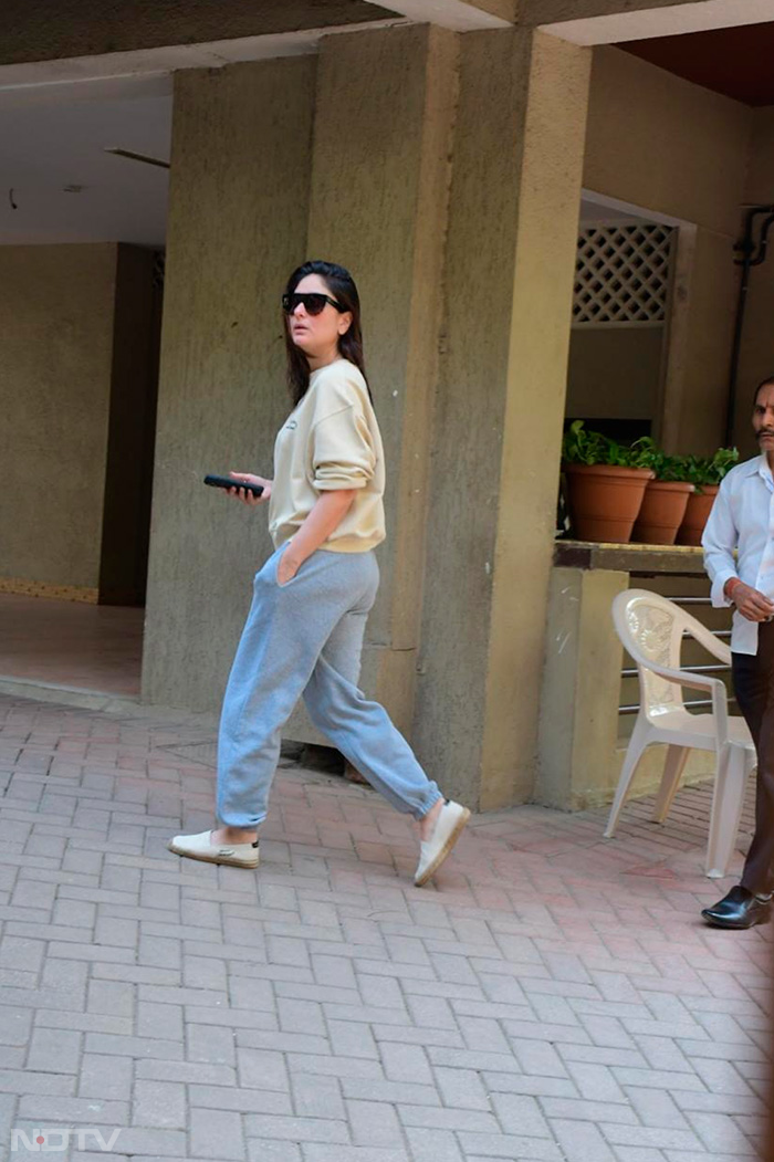 Kareena Kapoor was spotted in the city in her casual best. (Image Courtesy: Varinder Chawla)