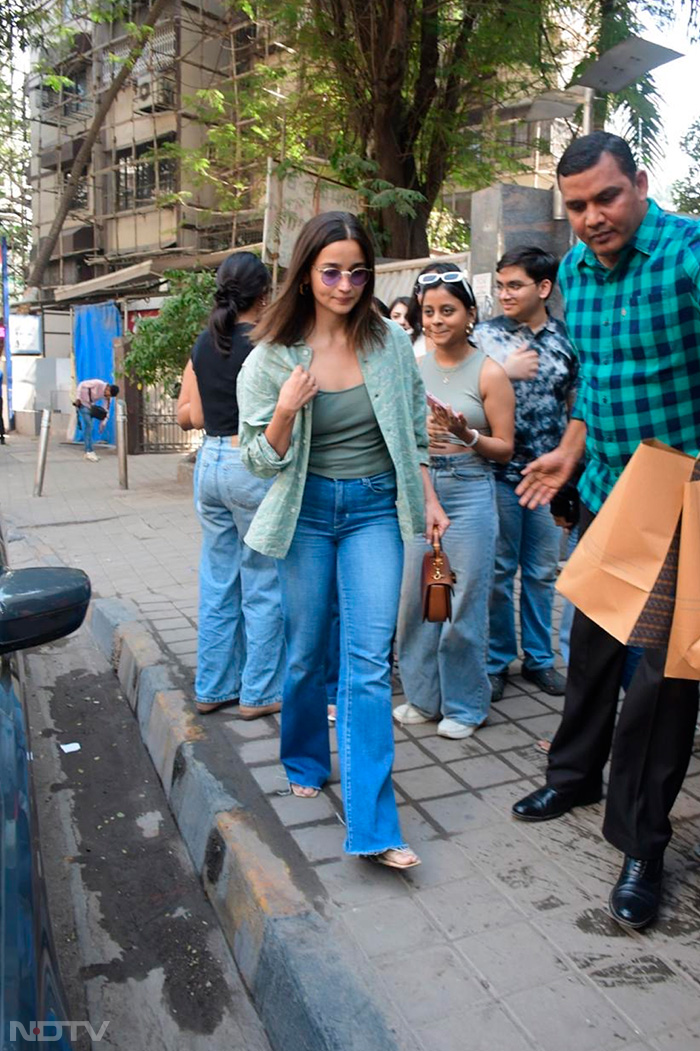 Alia Bhatt stepped out in the city for a Sunday lunch. (Image Courtesy: Varinder Chawla)