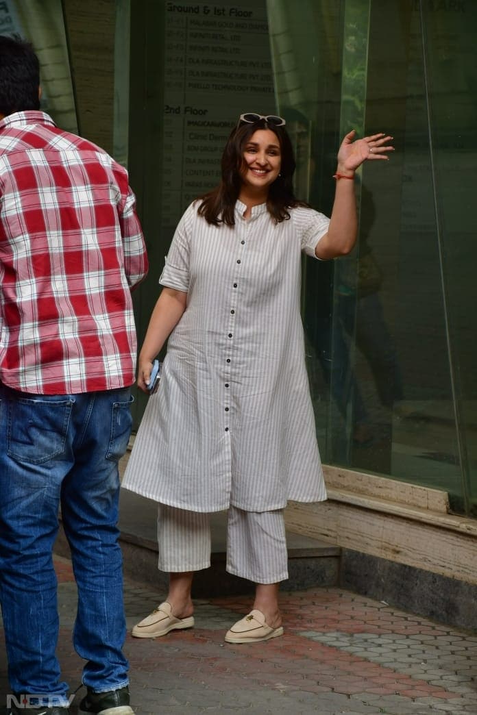 Parineeti Chopra smiled and waved at the paparazzi (Image Courtesy: Varinder Chawla)