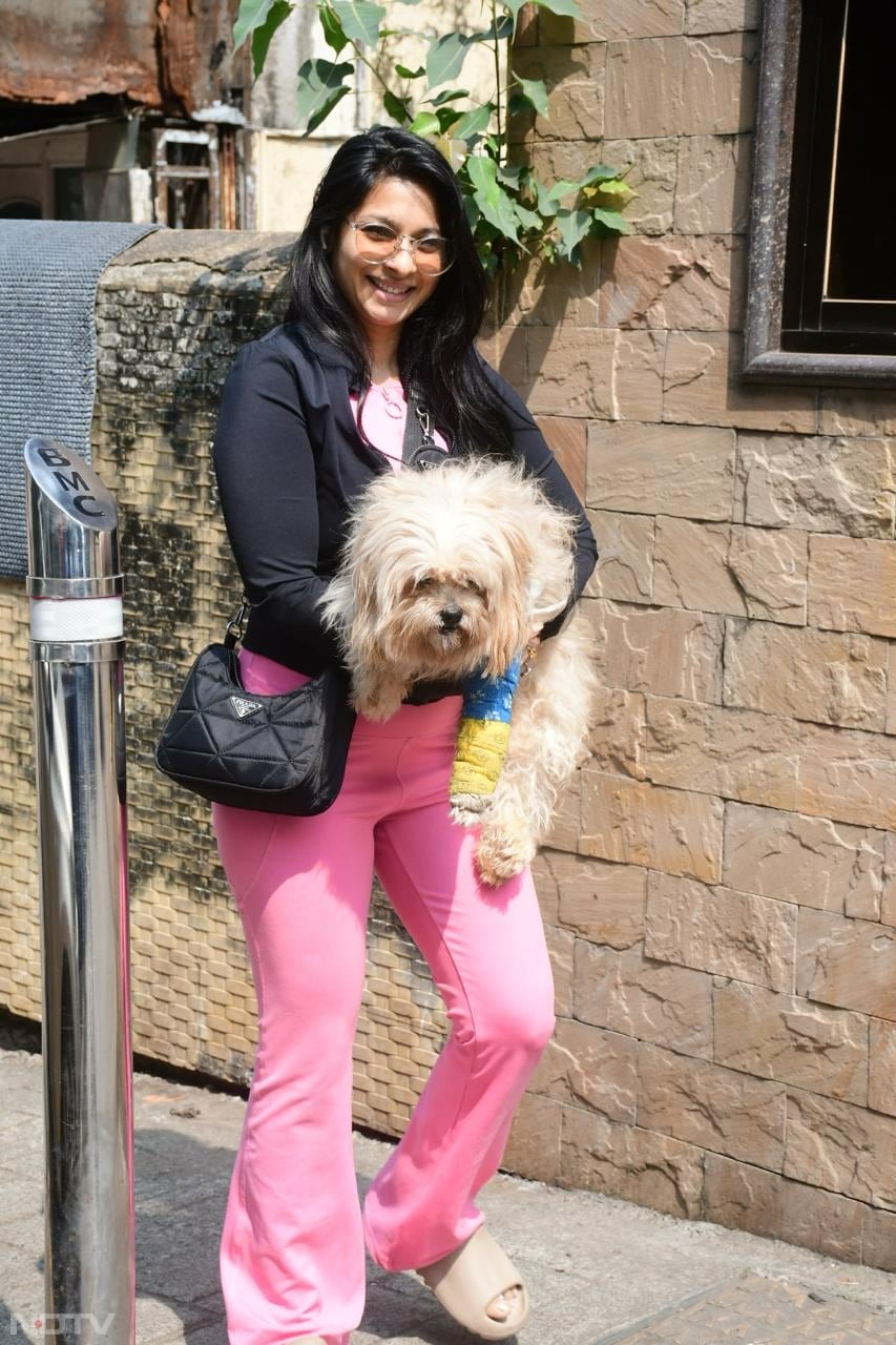 Tanishaa Mukerji was spotted with her pet in Khar (Image Courtesy: Varinder Chawla)