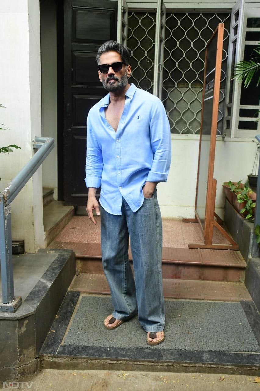 Suniel Shetty sported a blue shirt teamed with denims (Image Courtesy: Varinder Chawla)