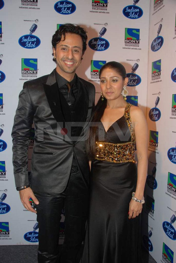 Salim and Sunidhi pose together.