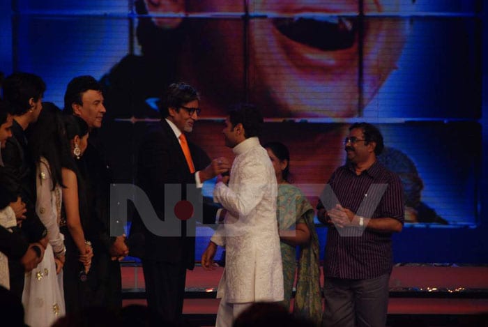 Big B handing over the trophy to Sreeram.