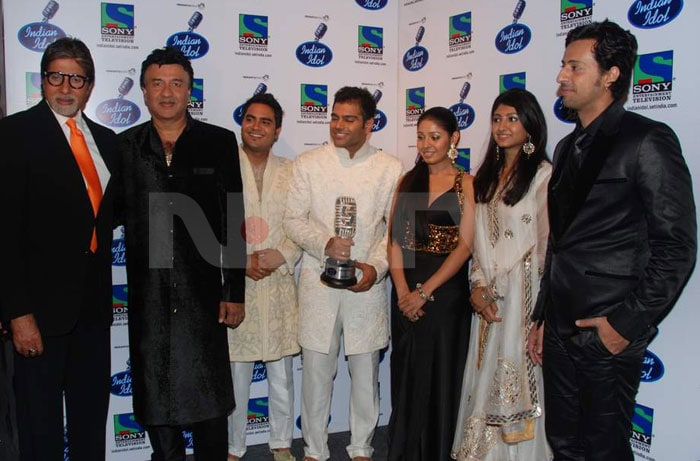 Amitabh Bachchan, Anu Malik, Rakesh Maini, Sreeram Chandra, Sunidhi Chauhan, Bhoomi Trivedi and Salim Merchant come together for a photograph.