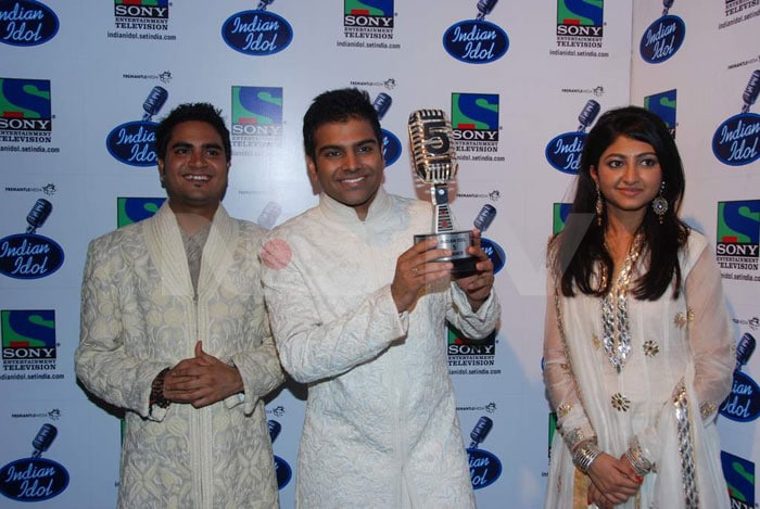 Sreeram shows off his trophy with Rakesh and Bhoomi.