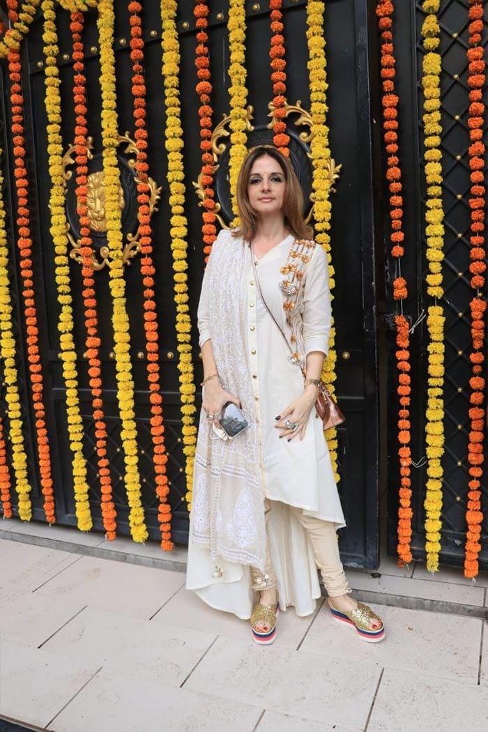 Here's Sussanne Khan arriving for a Ganpati <I>darshan</i>.