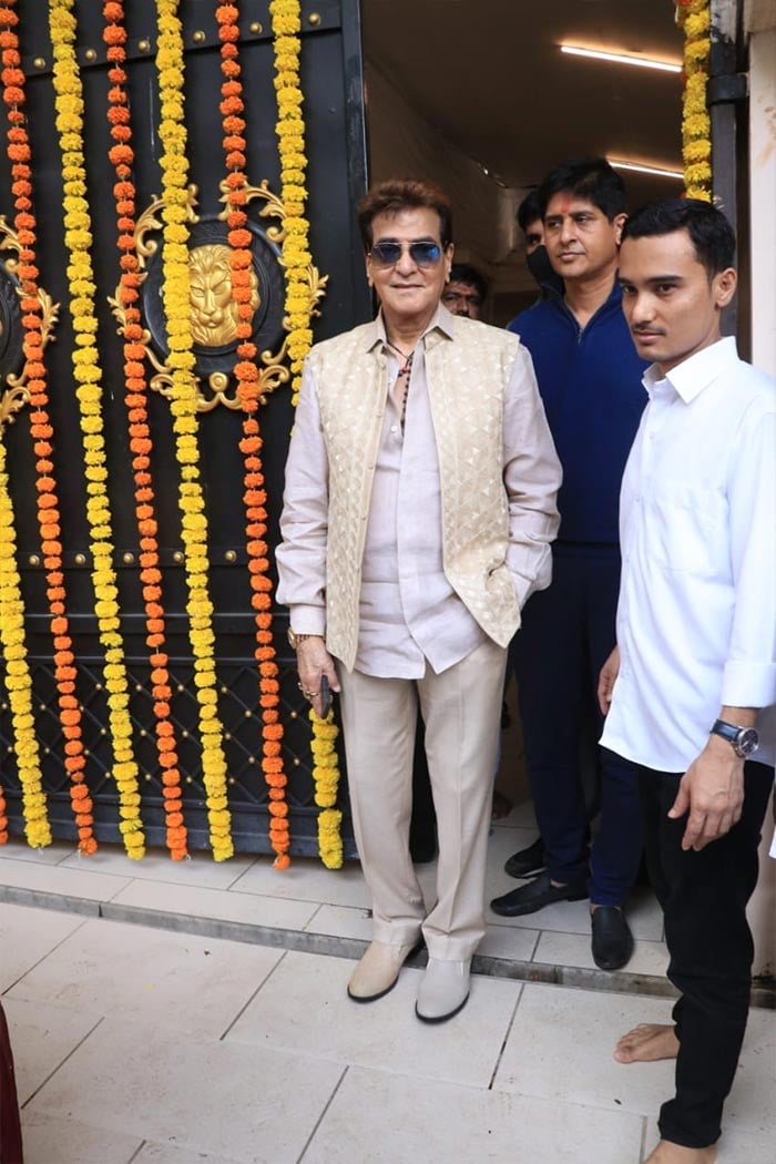 Ekta Kapoor's father, veteran actor Jeetendra, stepped out to greet the paparazzi.