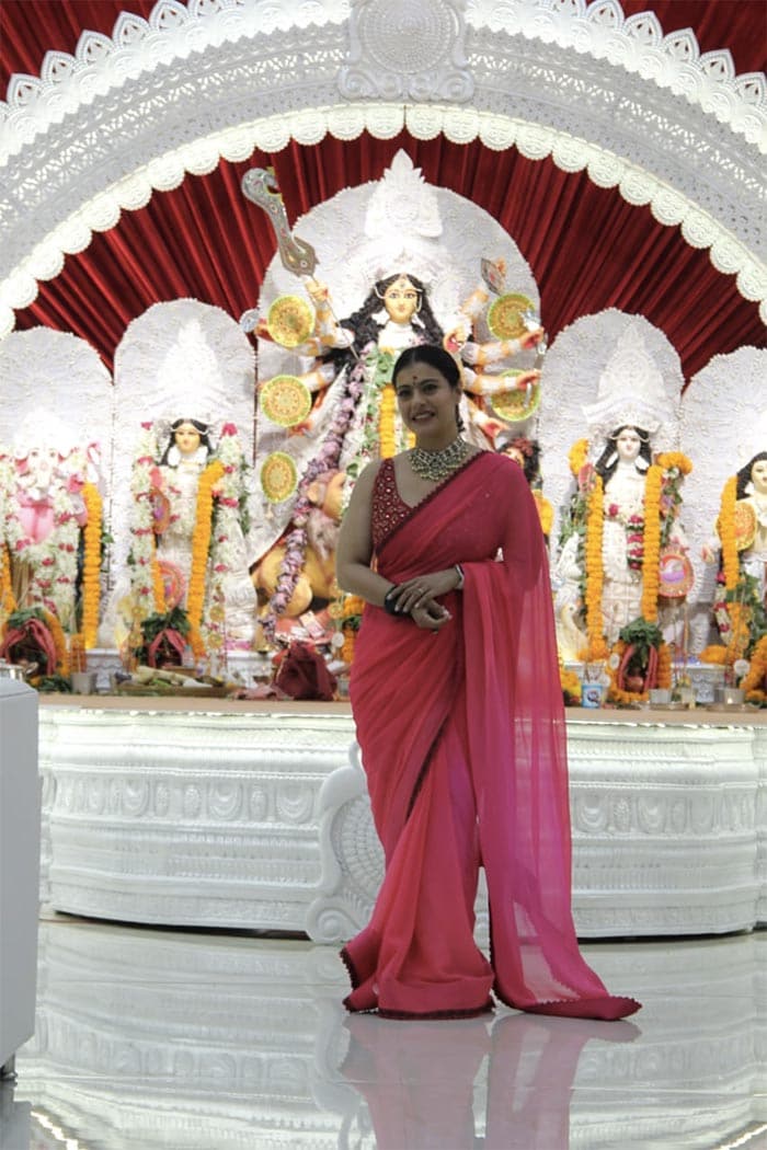 On <i>Saptami</i>, Kajol visited the Mukherjee family <I>Durga Puja</i> in Mumbai.