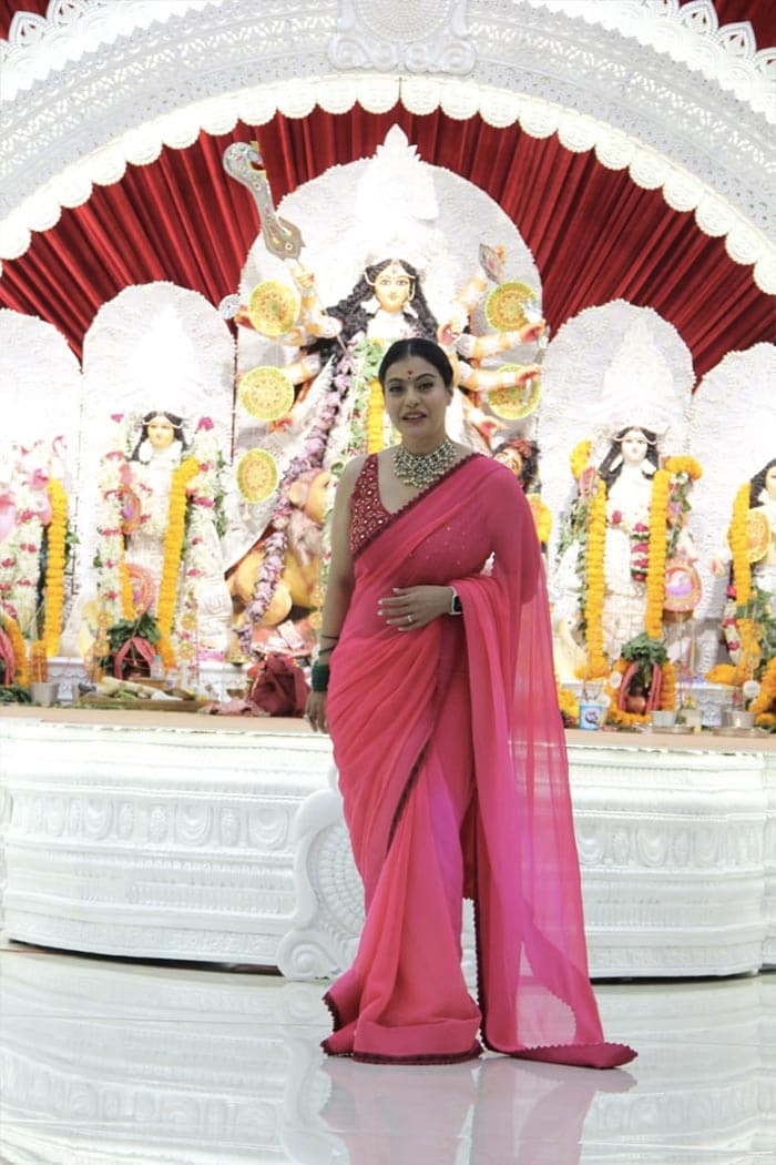 Kajol also patiently posed for the paparazzi at the <i>Durga Puja</i>.