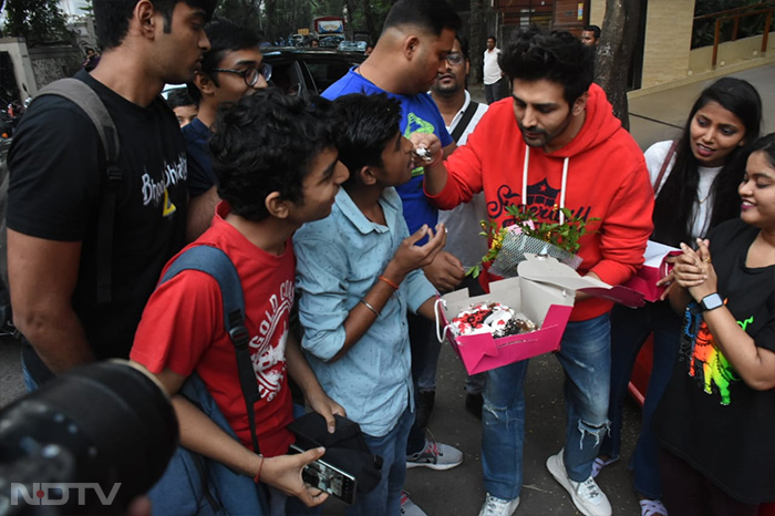 Inside Kartik Aaryan\'s Birthday With Friends And Fans