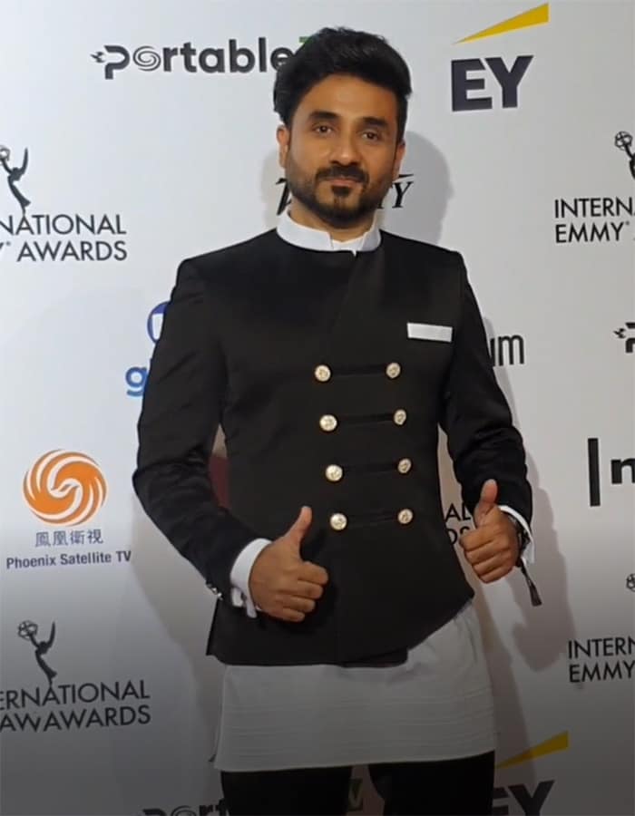 Vir Das opted for a traditional black outfit as his red carpet look.