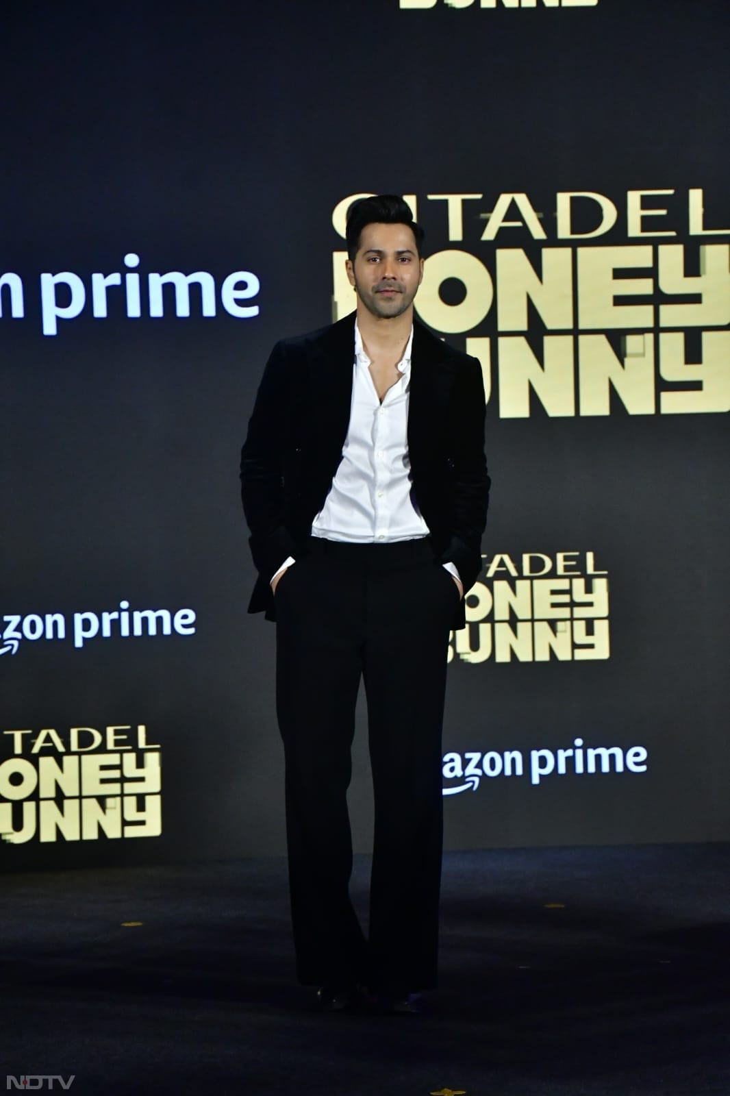 Varun Dhawan suited up for the event. (Image Courtesy: Varinder Chawla)