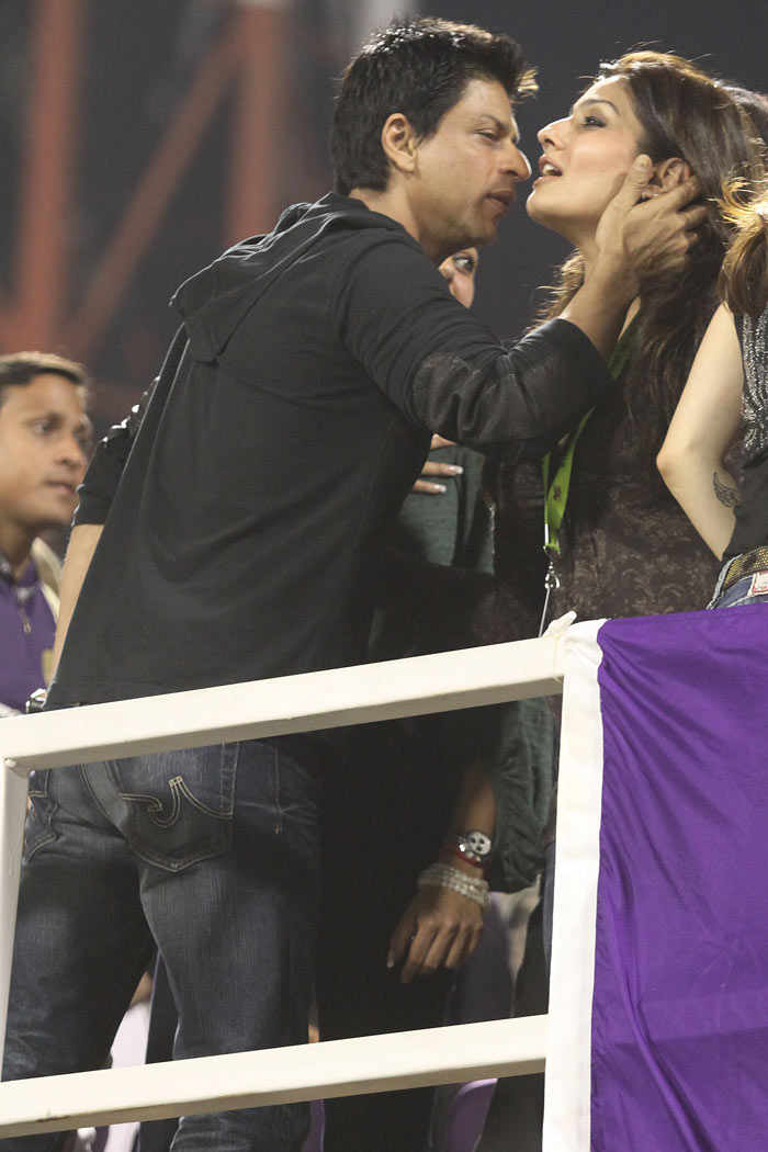 Shah Rukh Khan hugs Raveena Tandon during the 2010 DLF Indian Premier League T20 group stage match between Kolkata Knight Riders and Deccan Chargers played at Eden Gardens Stadium on April 01, 2010 in Kolkata, India. (Photo: IPL2010/Getty Images)