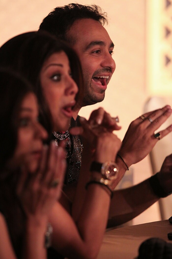 Shamita Shetty (L), Shilpa Shetty (C) and Raj Kundra (R) of Rajasthan Royals attends the IPL Nights party held at Courtyard by Marriott on March 26, 2010 in Ahmedabad, India. (Photo by Chirag Wakaskar-IPL 2010/IPL via Getty Images)