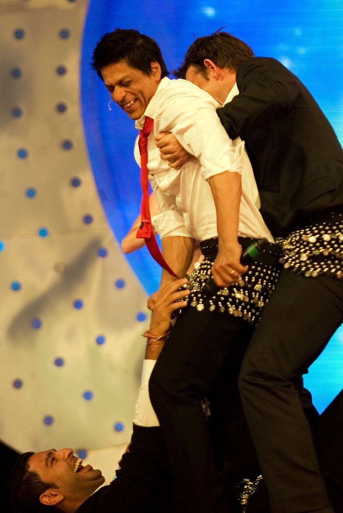 (L-R) Yuvraj Singh, Shah Rukh Khan and Adam Gilchrist attends the IPL Awards Night at the Grand Hyatt on April 23, 2010 in Mumbai, India. (Photo: Getty Images)