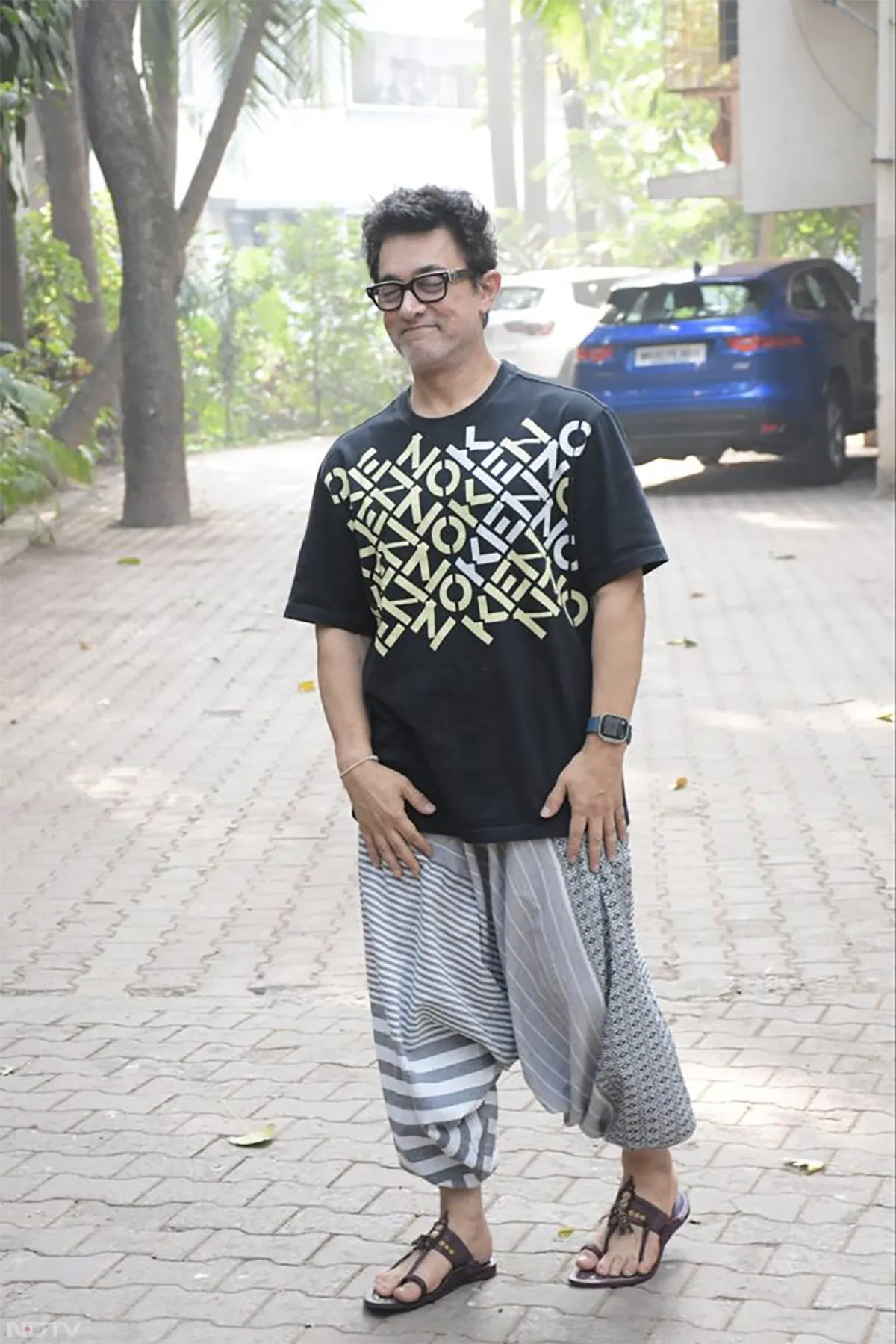 Father of the bride, Aamir Khan was dressed in his casual best as he was pictured at his Mumbai residence on Tuesday afternoon. (Image courtesy: Varinder Chawla)