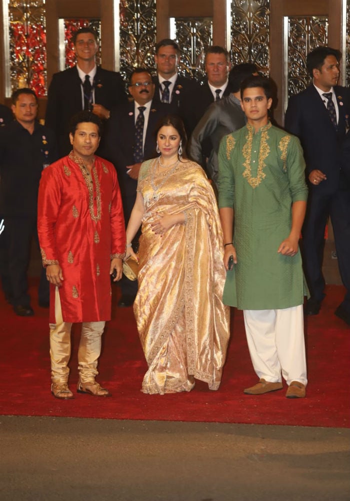 रजनीकांत, दीपिका-रणवीर, प्रियंका-निक समेत ईशा अंबानी की शादी में पहुंचे तीनों खान