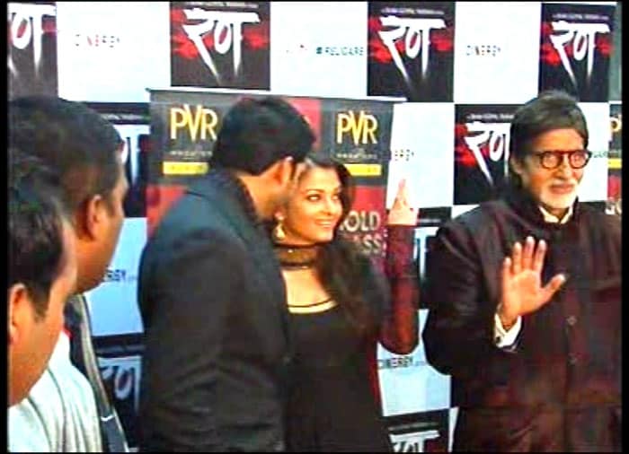 Abhi, Ash and Big B acknowledge their fans at the premiere of <i>Rann</i>. (Photo: NDTV)