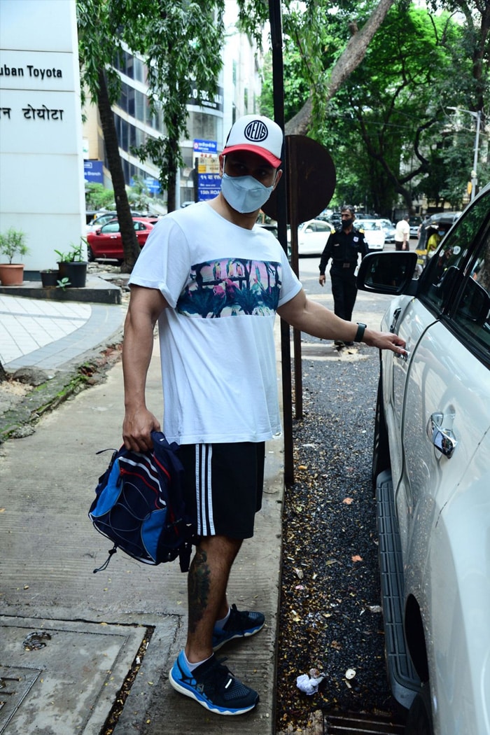 Kunal Kemmu posed for the paparazzi while exiting his gym in Khar.