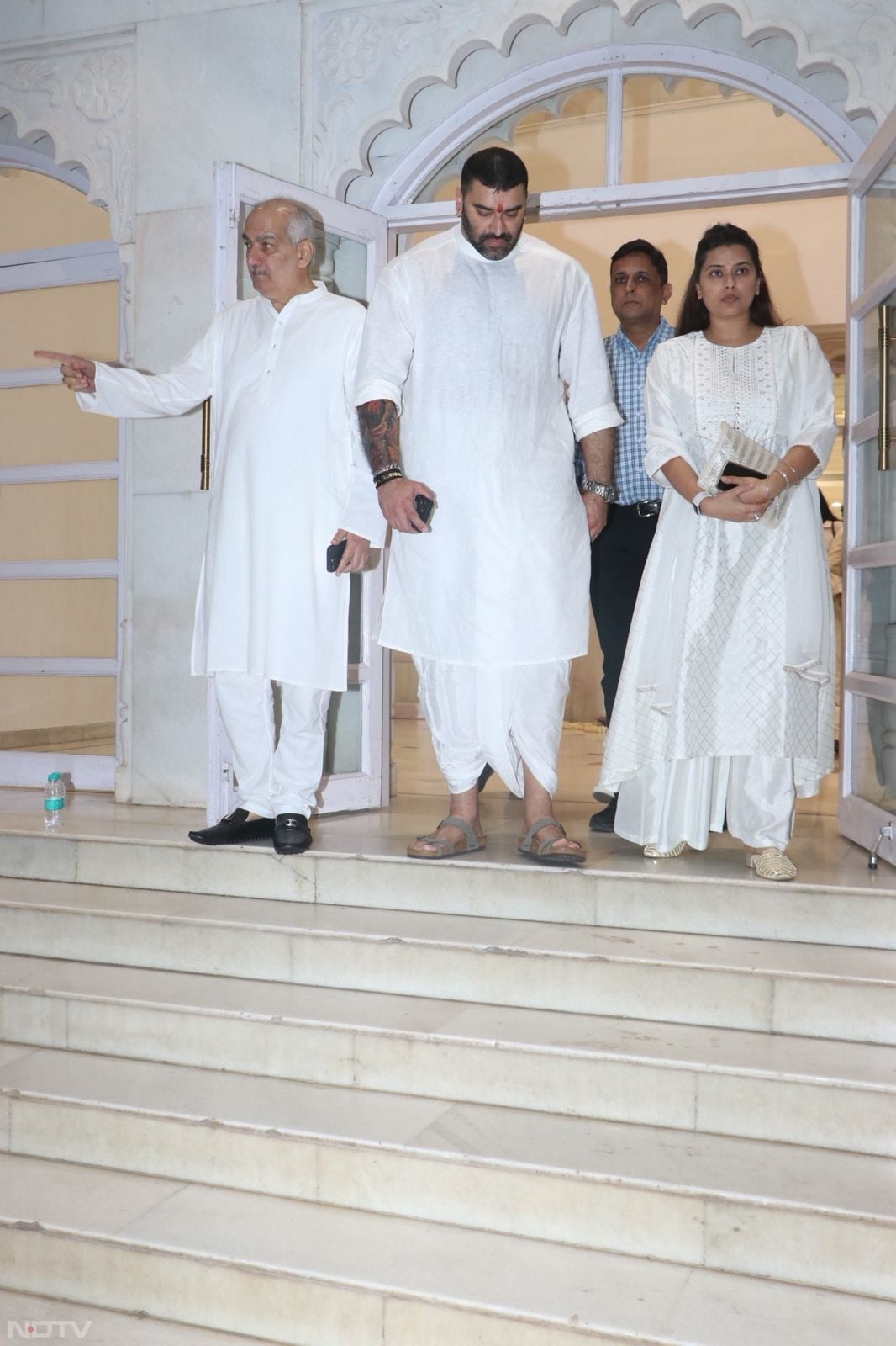 धीर परिवार ने प्रार्थना सभा का आयोजन किया था, जिसमें एक्टर के कई को स्टार और दोस्त शामिल होते हुए नजर आए.