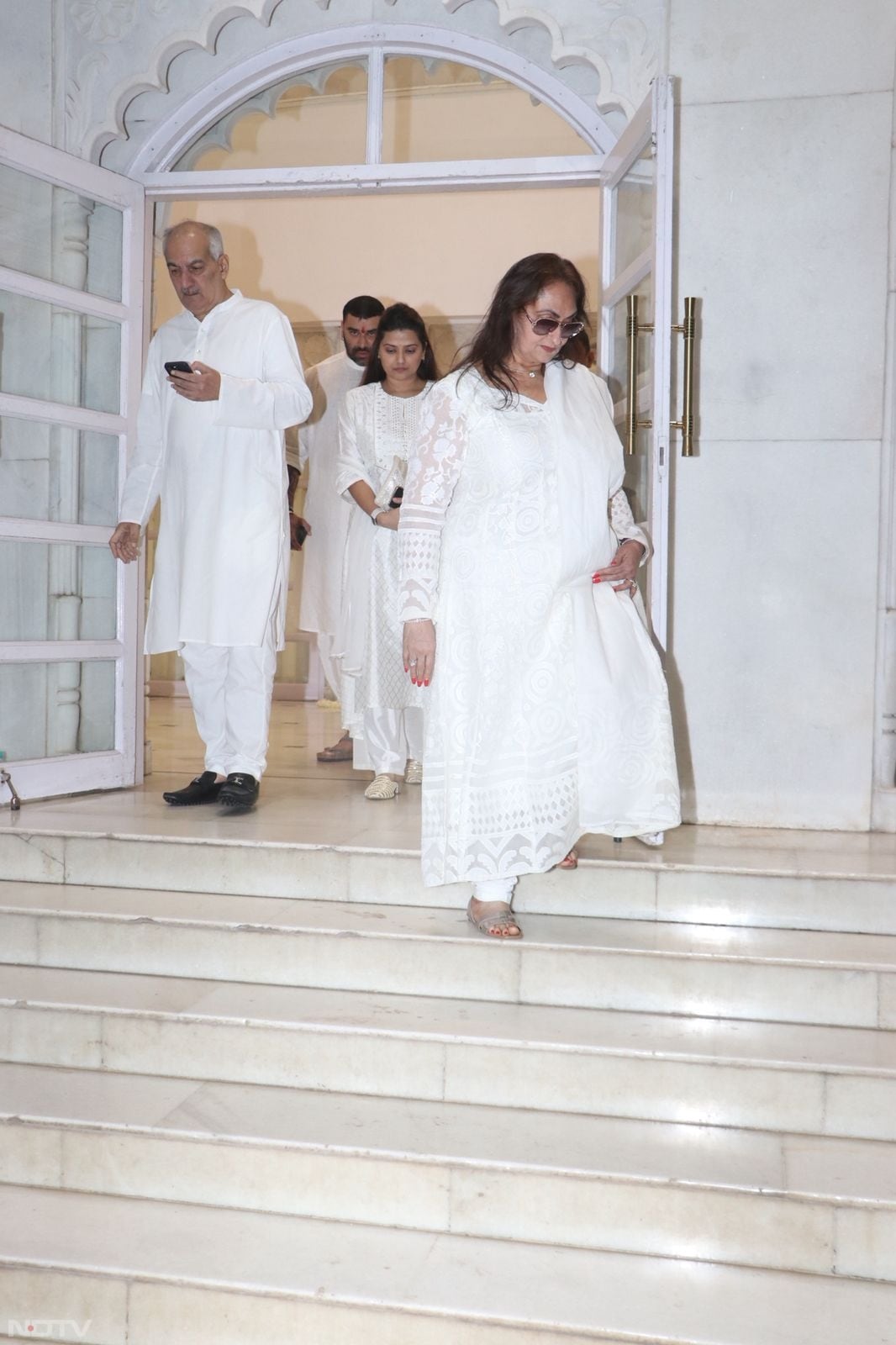 एक्टर के परिवार में उनकी पत्नी अनीता धीर, बेटा निकेतन धीर, और बहू, कृतिका सेंगर भी प्रेयर मीट में इमोशनल होते हुए दिखे.