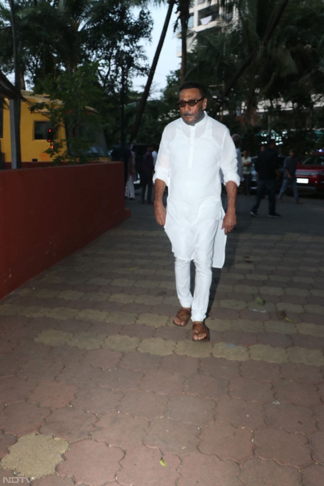कुछ रिपोर्टों में कहा गया है कि अभिनेता कुछ समय से कैंसर से जूझ रहे थे और उनकी सर्जरी हुई थी. उनका इलाज भी चल रहा था. अपनी बीमारी के बावजूद, धीर काम करते रहे.