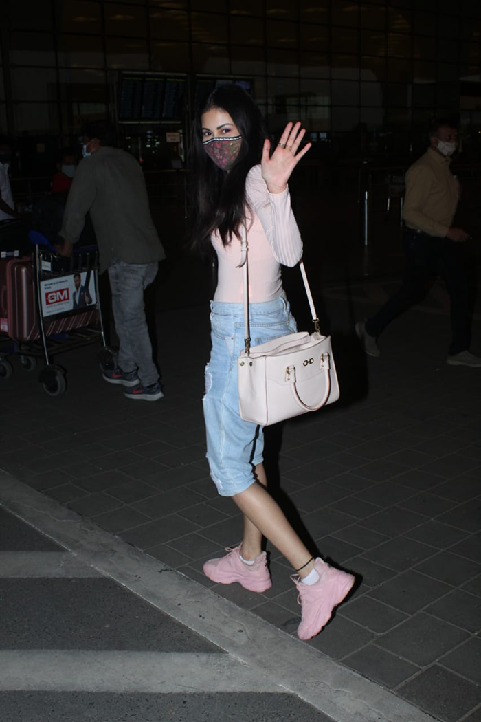 The New Airport Look: Guess This Actor Behind The Mask