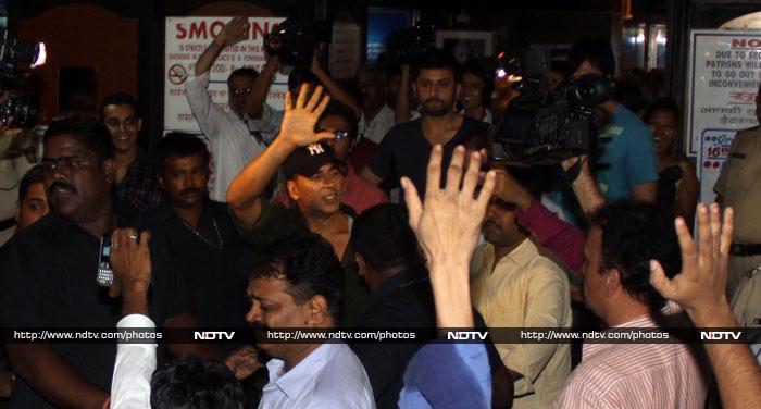 The actor was surrounded by a throng of fans, who went ecstatic on catching a glimpse of Akshay.