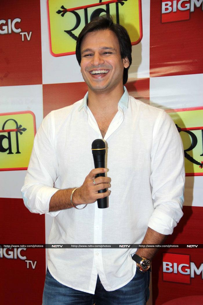 Elsewhere, actor Vivek Oberoi was spotted promoting the TV show <i>Raavi</i> at the Big FM studio.