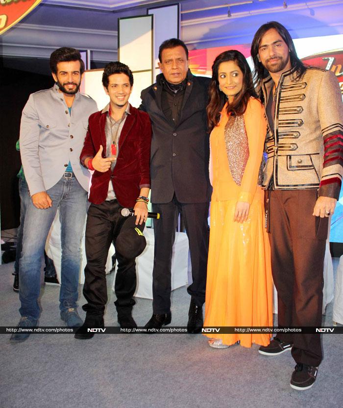 Mithun<i>da</i> poses for a picture with the new <i>Dance India Dance</i> judges and the show host, Jai Bhanushali.