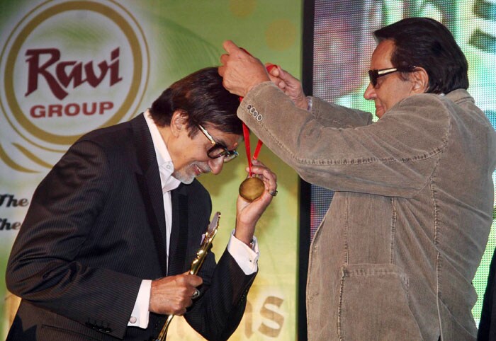 Superstars Amitabh Bachchan and Dharmendra hit it off real well.