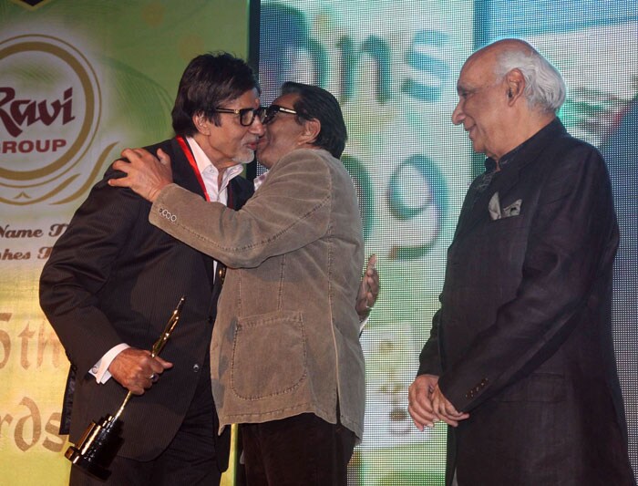 The glitzy 16th Lions Gold Awards in Mumbai saw the legendary <i>jodi</i> of 'Jai - Veeru' (Amitabh, Dharmendra) share the stage after a long time.