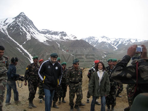 Abhishek Bachchan at Kargil, shooting for NDTV's <I>Jai Jawan</i>.