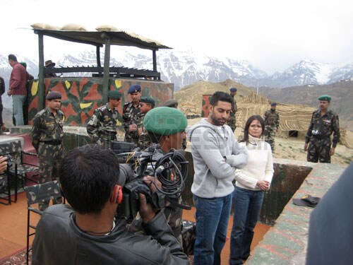 Abhishek travelled to Kargil to meet soldiers of the Indian Army to celebrate Vijay Diwas.