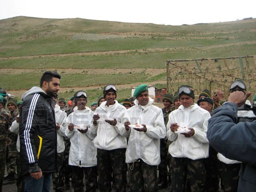 Abhishek Bachchan at Kargil, shooting for NDTV's <I>Jai Jawan</i>.