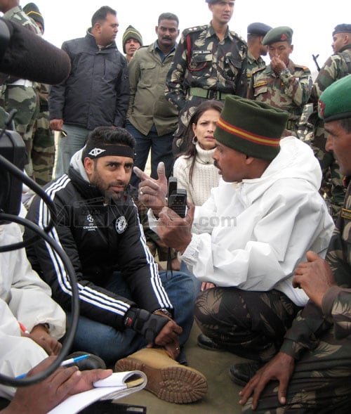 Abhishek made a beautiful gesture by taking gajar ka halwa and aam ras for the soldiers he met.