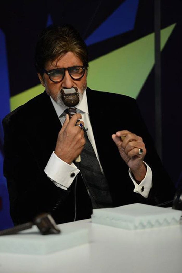 In the commentary box, Big B, who looked distinguished in a black suit, wielded the microphone like a pro. He wrote on his blog: Commentating for the India v Pakistan World Cup 2015 at the Star Studios, an honour one can only imagine and hope for.  
<br><br> This image was posted on Facebook by <a href="https://www.facebook.com/AmitabhBachchan?fref=photo" target="_blank" rel="nofollow" >Amitabh Bachchan</a>