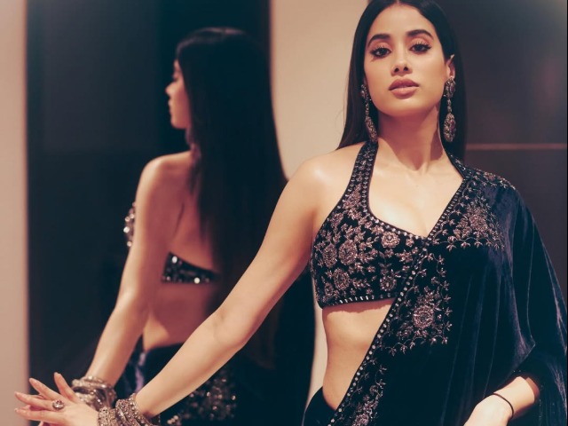 फैशन डीवा जाह्नवी कपूर का परफेक्&zwj;ट ब्&zwj;लैक साड़ी लुक