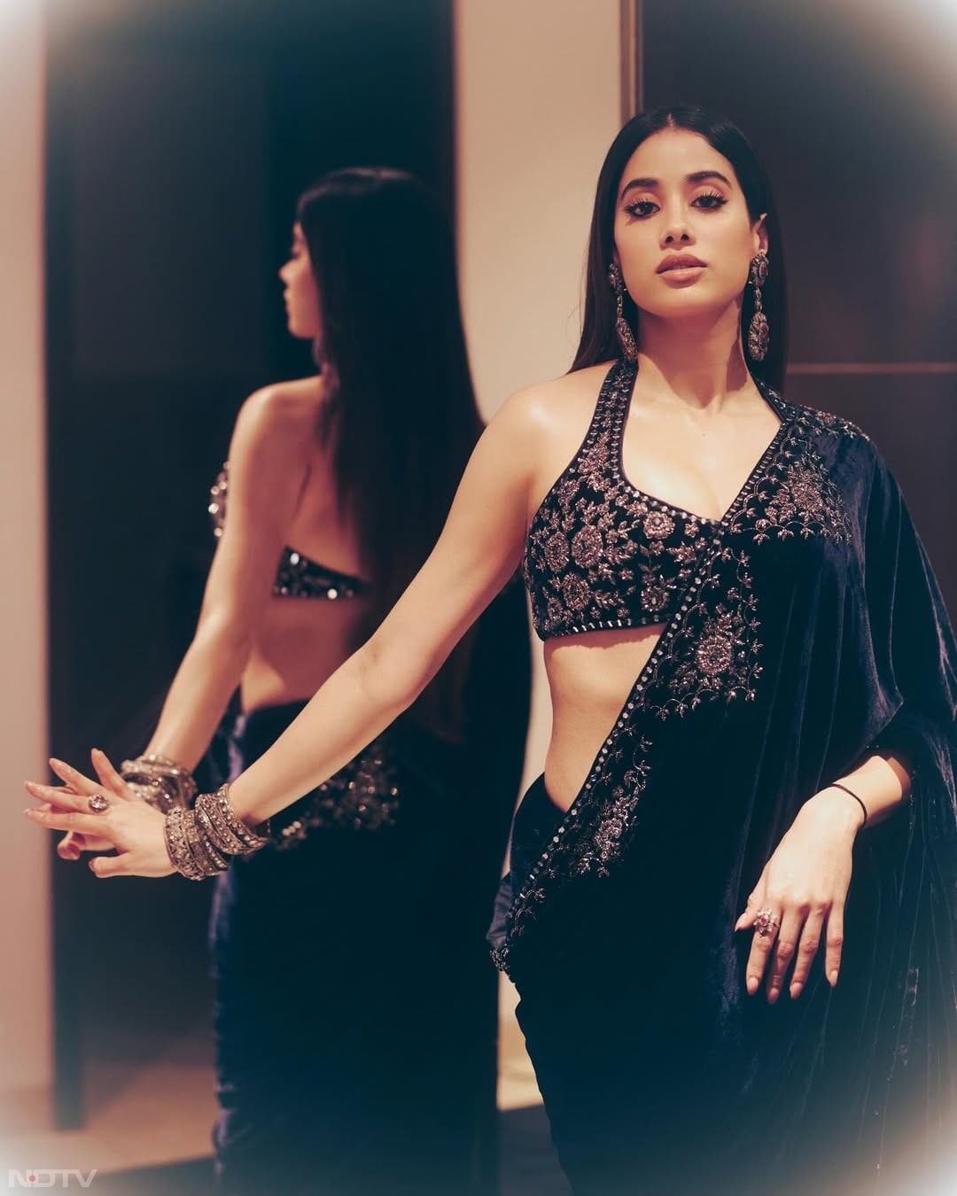 जाह्नवी कपूर को फैशन आइकन कहा जाता है और वे लेटस्&zwj;ट फैशन कैरी करती दिखती हैं.