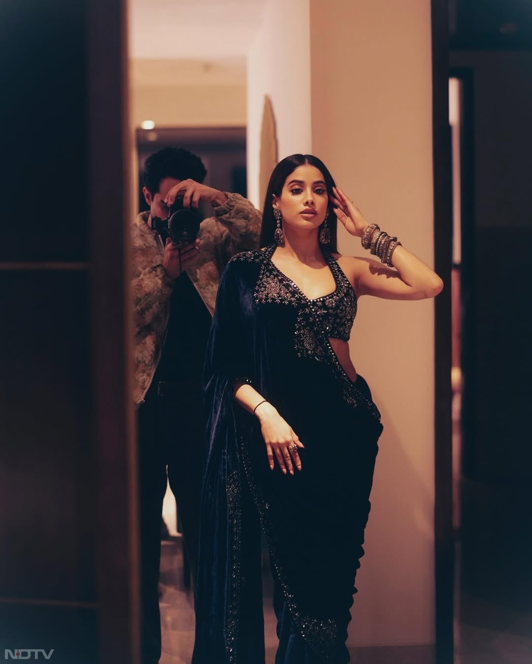 जाह्नवी कपूर के इस लुक को उनके फैंस कलर ऑफ द ईयर बता रहे हैं.