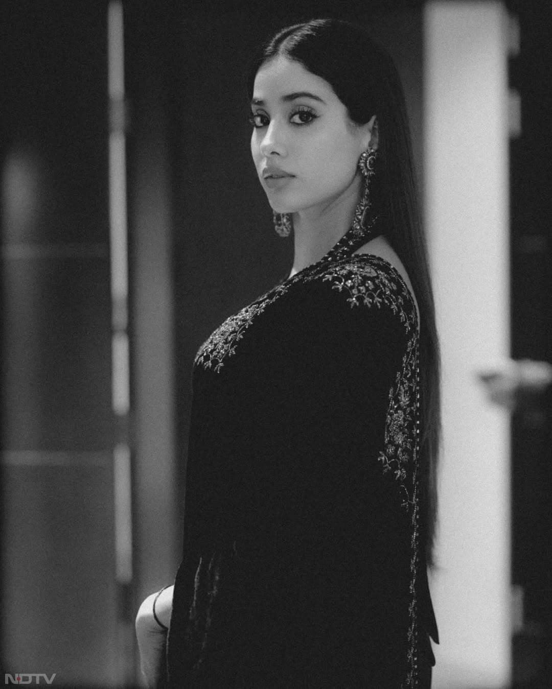 जाह्नवी कपूर ने मिनिमल मेकअप किया, जो आजकल ट्रेंड में है.