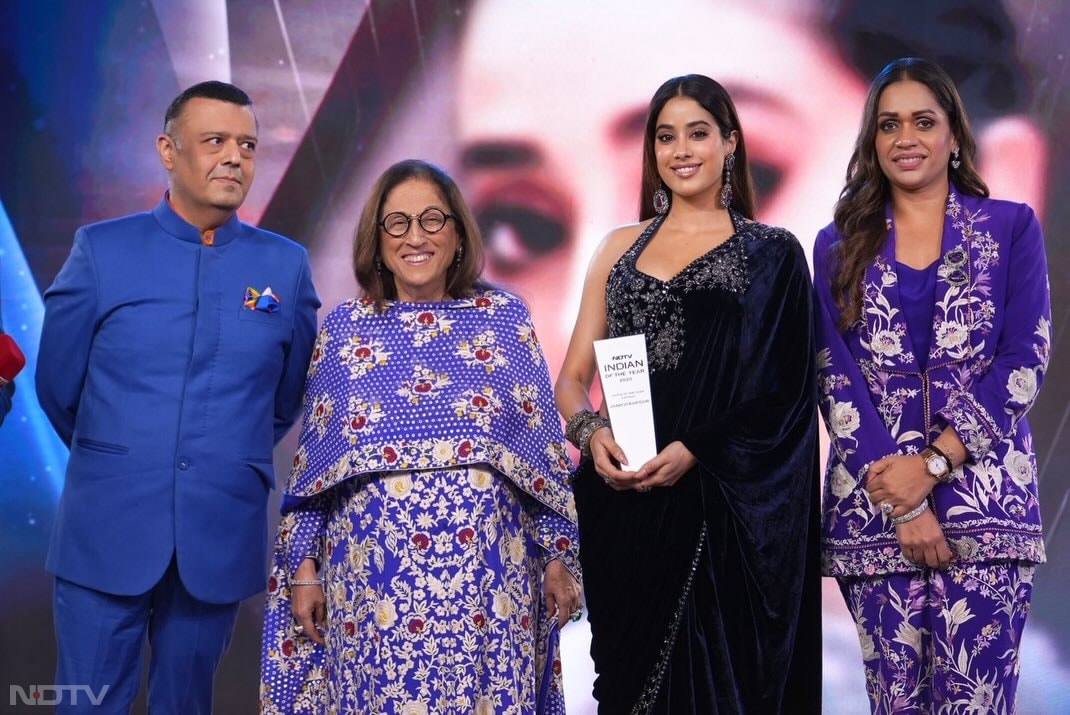 अवॉर्ड मिलने पर उन्होंने फैंस को शुक्रिया अदा किया.